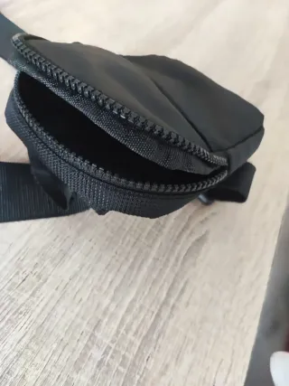 Bolsito riñonera de pecho negro