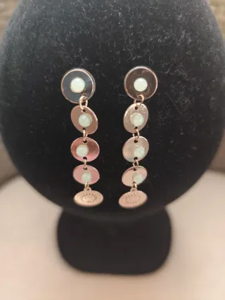 Pendientes largos plateados con cuentas