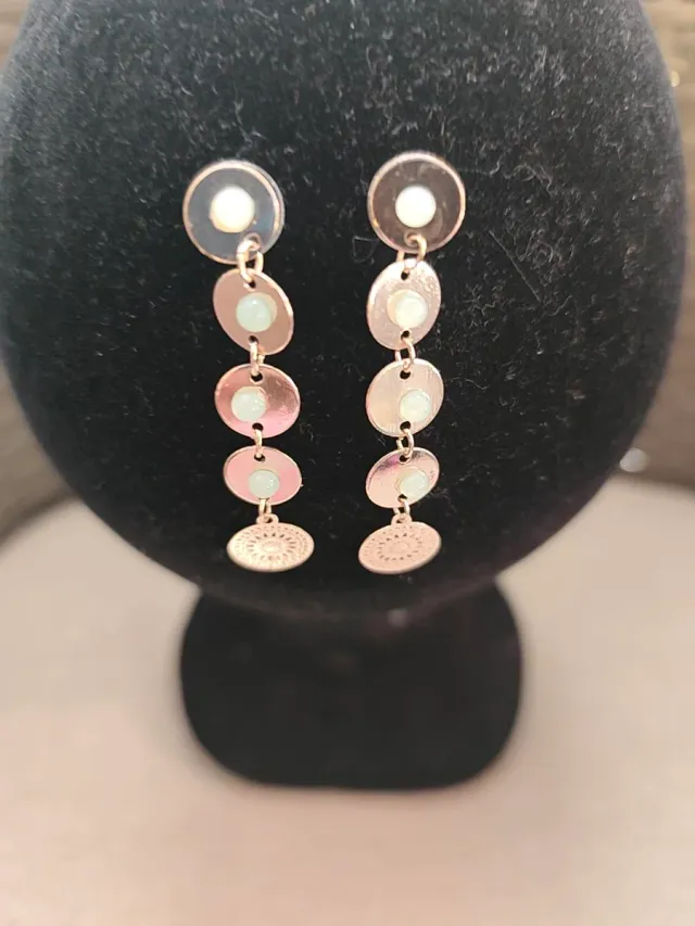 Pendientes largos plateados con cuentas