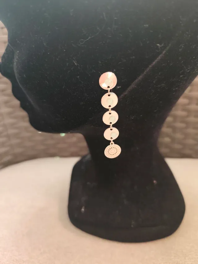 Pendientes largos plateados con cuentas