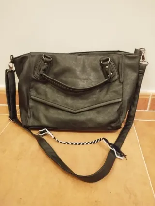 Bolso negro tipo cuero grande