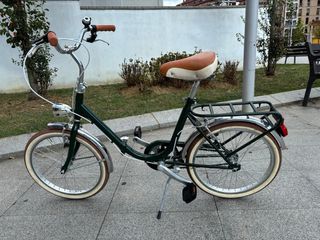 Bicicleta clásica plegable de paseo verde