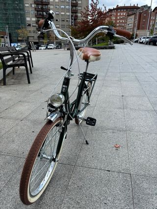 Bicicleta clásica plegable de paseo verde