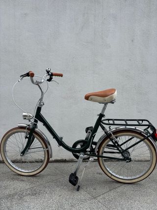 Bicicleta clásica plegable de paseo verde
