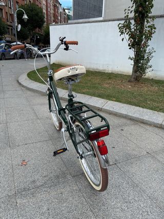 Bicicleta clásica plegable de paseo verde