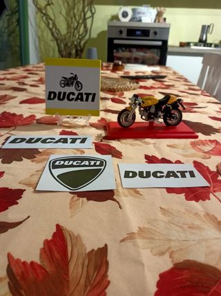Modellino Ducati + adesivi e decorazione casa