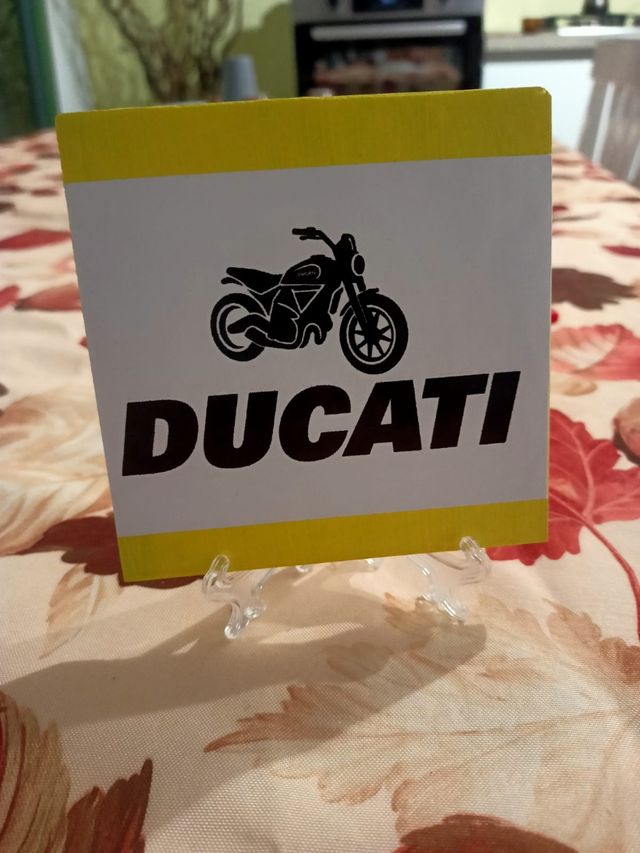 Modellino Ducati + adesivi e decorazione casa