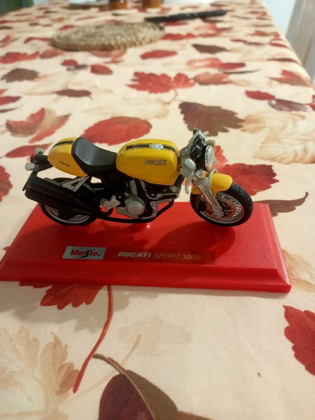 Modellino Ducati + adesivi e decorazione casa