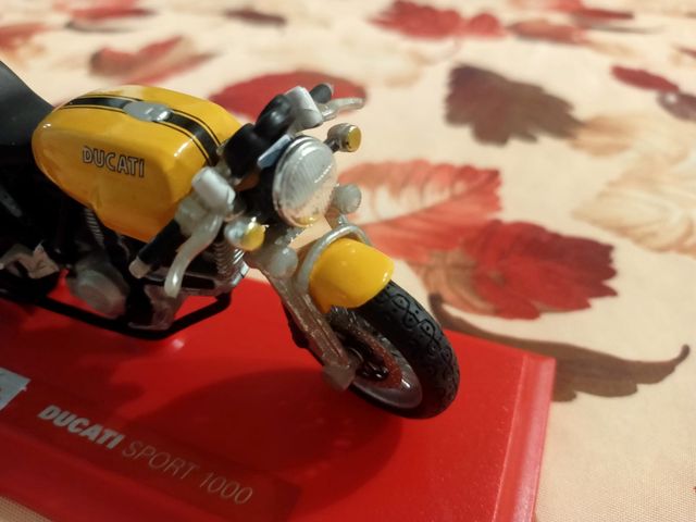 Modellino Ducati + adesivi e decorazione casa