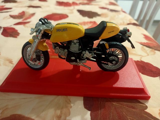 Modellino Ducati + adesivi e decorazione casa