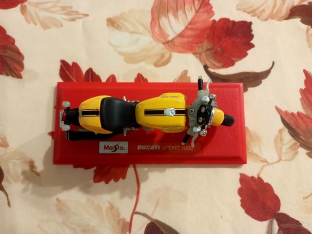 Modellino Ducati + adesivi e decorazione casa