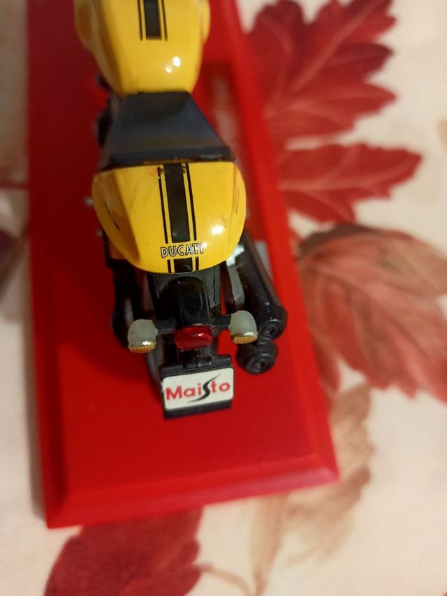 Modellino Ducati + adesivi e decorazione casa