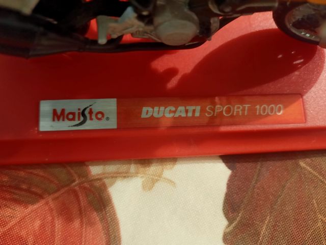 Modellino Ducati + adesivi e decorazione casa
