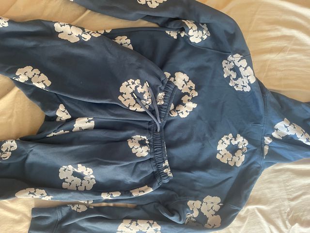 Chándal azul con estampado floral