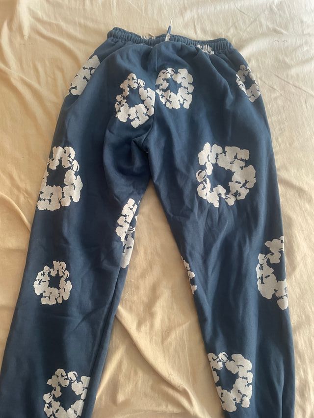 Chándal azul con estampado floral