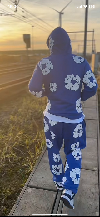 Chándal azul con estampado floral