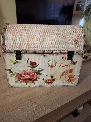 Baúl decorativo de madera, mimbre y metal