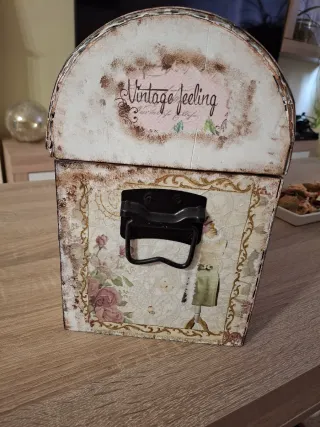 Baúl decorativo de madera, mimbre y metal