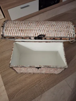 Baúl decorativo de madera, mimbre y metal