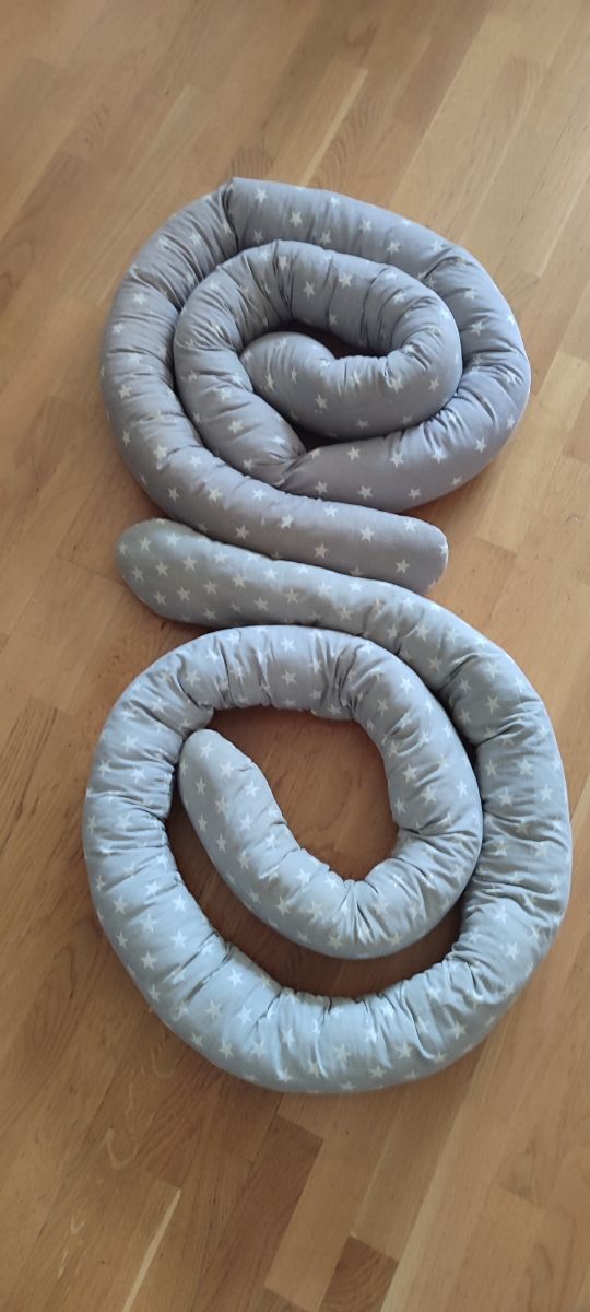 Protector cuna estrellas gris. Medida 280cm largo.