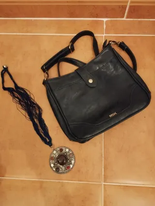 Bolso negro cuero MSK con collar étnico