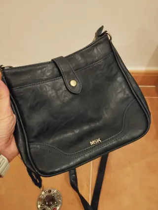 Bolso negro cuero MSK con collar étnico