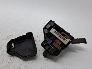 CAJA RELES / FUSIBLES TOYOTA YARIS (9)