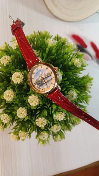 Reloj minimalista dorado y rojo