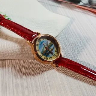 Reloj minimalista dorado y rojo