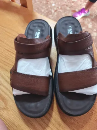 Sandalias de hombre marrones y negras