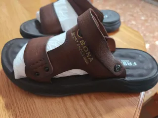 Sandalias de hombre marrones y negras