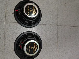 Altavoces negros y grises