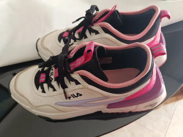 Zapatillas Fila Blancas y Rosas un par de puestas