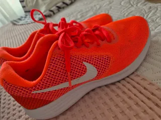 Zapatillas Nike Mujer Naranja y Blanco