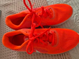 Zapatillas Nike Mujer Naranja y Blanco