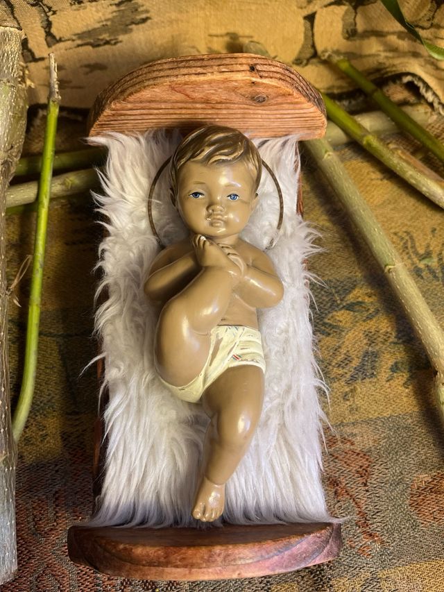 Culla in legno di peluche con Gesù Bambino