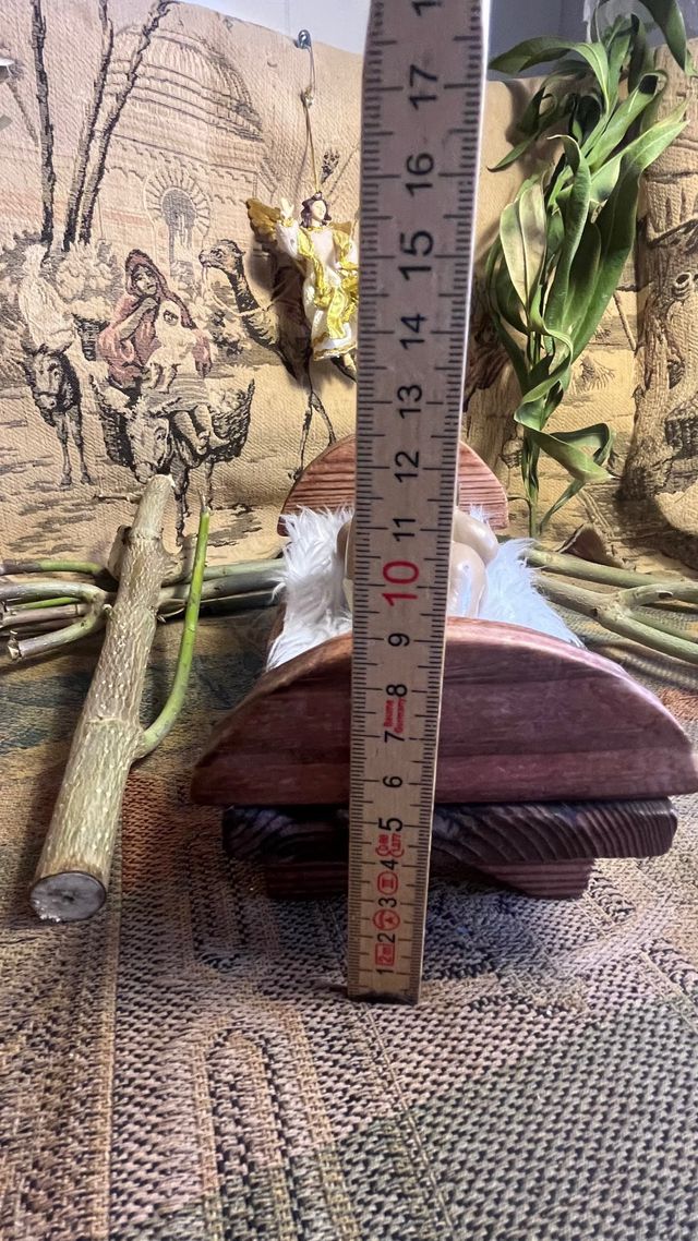 Culla in legno di peluche con Gesù Bambino