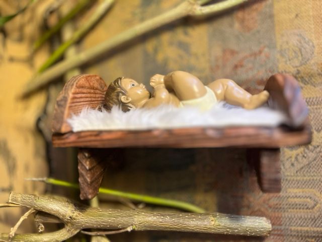 Culla in legno di peluche con Gesù Bambino