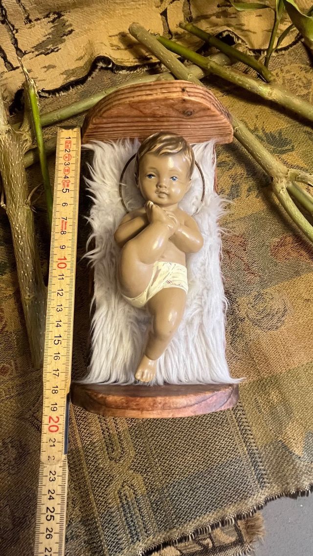 Culla in legno di peluche con Gesù Bambino