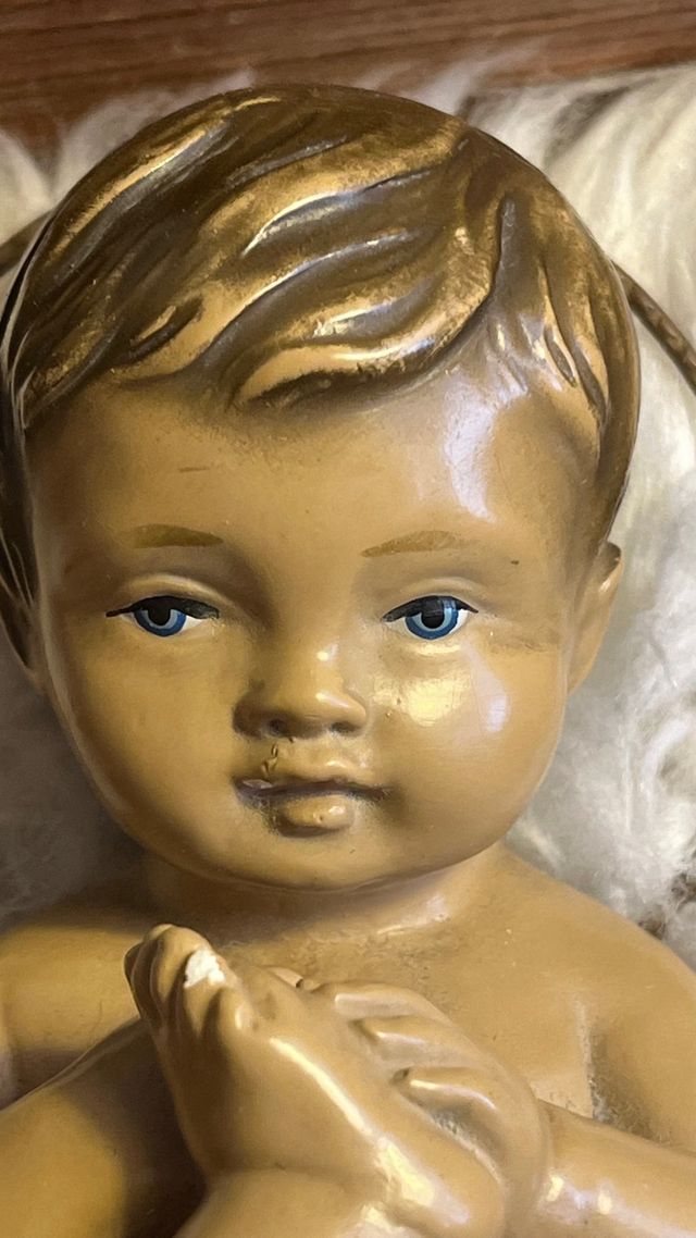 Culla in legno di peluche con Gesù Bambino