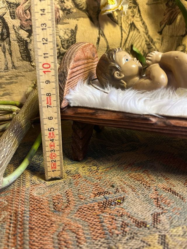 Culla in legno di peluche con Gesù Bambino