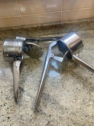 Schiaccia patate in metallo