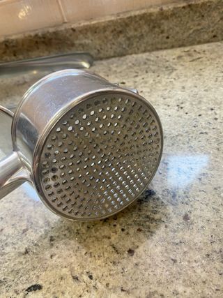 Schiaccia patate in metallo