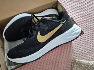 Zapatillas Nike Mujer Negras y Doradas