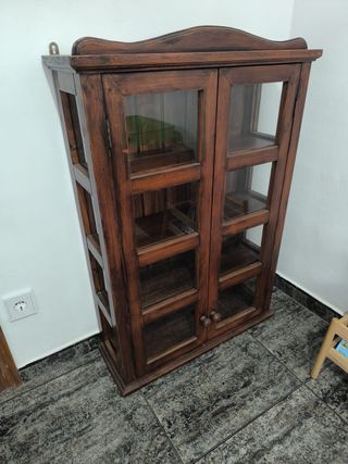 Vitrina de madera artesanal con puertas de cristal