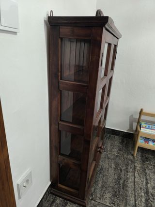 Vitrina de madera artesanal con puertas de cristal