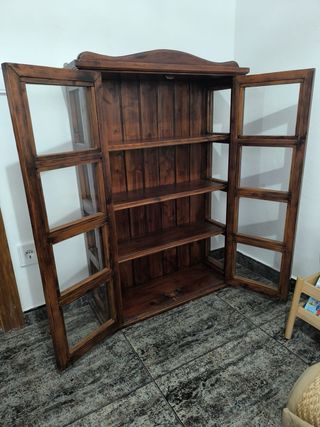Vitrina de madera artesanal con puertas de cristal