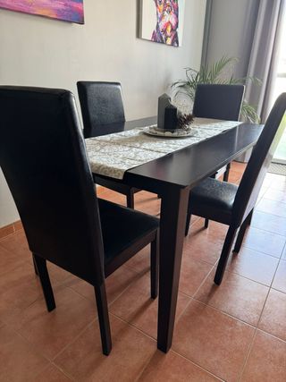Mesa comedor marrón oscuro y 4 sillas negras
