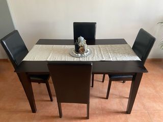Mesa comedor marrón oscuro y 4 sillas negras