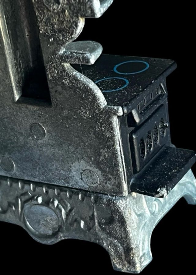 Stufa in miniatura decorata con tulipani